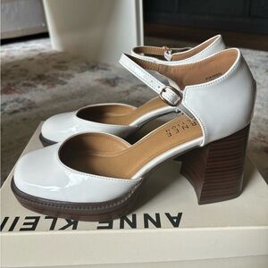 Journee Collection white Sophilynn Pumps